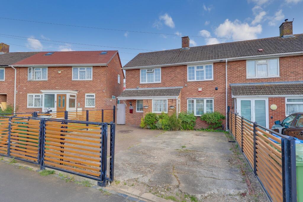 FieldPalmer's tweet image. This stunning three-bedroom semi-detached #house perfectly combines elegance and comfort, located in Weston #Southampton. 

🏠Info- fieldpalmer.com/properties/kin…

📲Call Field Palmer Woolston 023 8039 3255