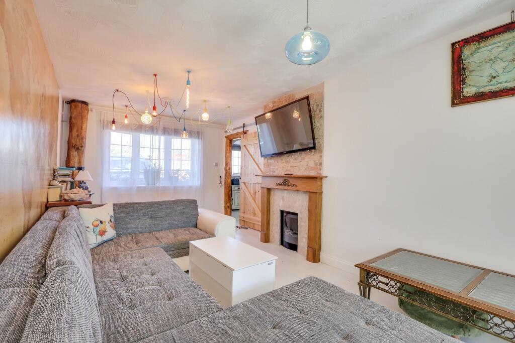 FieldPalmer's tweet image. This stunning three-bedroom semi-detached #house perfectly combines elegance and comfort, located in Weston #Southampton. 

🏠Info- fieldpalmer.com/properties/kin…

📲Call Field Palmer Woolston 023 8039 3255