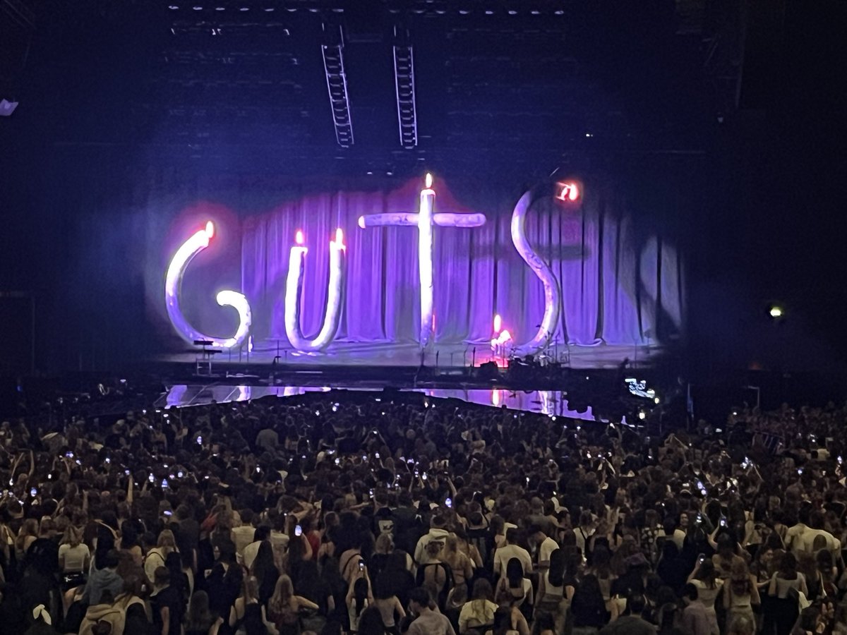 WorldxBia's tweet photo. @15thtrackonguts I paid 292€ and this was my view https://t.co/vZ15cftGd1
