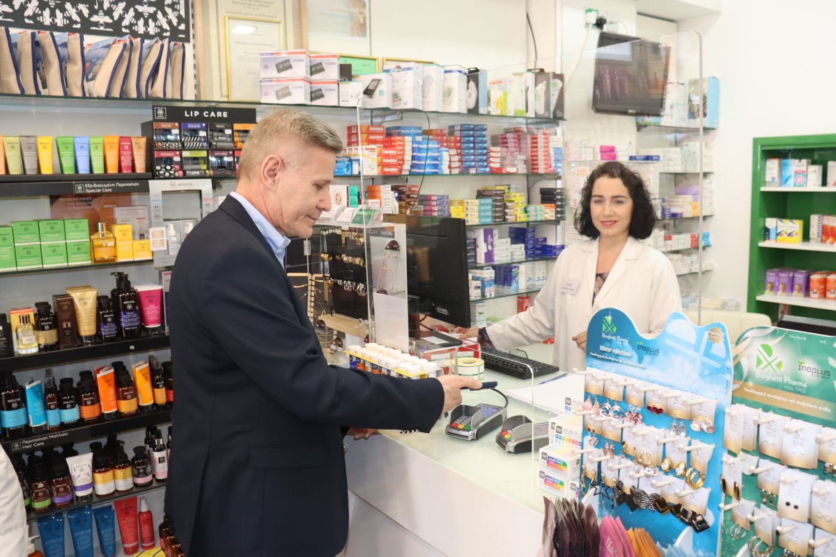 eHealthcy's tweet photo. Στα πλασια του συνεδρίου, EHDS-AI CONNECT 2026, η αντιπροσωπεία της ΗΔΥΚΑ σε συνεννόηση με το Εθνικό Σημείο Επαφής για την Ηλεκτρονική υγεία της ΕΑΗΥ, εκτέλεσαν σε Κυπριακό φαρμακείο, διασυνοριακή συνταγή. Τονίζεται οτι η Κυπρος παρεχει διασυνοριακες υπηρεσιες υγείας από τον Μαΐου 2025.
Στην Ελληνική Αντιπροσωπεία συμμετείχαν ο Ιωάννης Καραγιάννης, Πρόεδρος Διοικητικού Συμβουλίου, Νίκη Τσούμα, Διευθύνουσα Σύμβουλος, Ιωάννης Ασπρολούπος, Συντονιστής NCPeH, Προϊστάμενος Τμήματος Ανάπτυξης, Δ/νση Οριζόντιων Δράσεων Ηλ. Υγείας, Γενική Δ/νση Ηλ. Υγείας και η Αλεξία Πρέβεζα, Στέλεχος Τμήματος Ανάλυσης & Σχεδιασμού, Δ/νση Συστημάτων Τομέα Α’βάθμιας Φροντίδας Υγείας, Γενική Δ/νση Ηλ. Υγείας.
Στην Κυπριακή Αντιπροσωπεία συμμετείχαν ο Πρόεδρος της Εθνικής Αρχής Ηλεκτρονικής Υγείας, Καθηγητής Κωνσταντίνος Παττίχης, ο Διευθυντής της ΕΑΗΥ, Μήνας Κυριακίδης, ο Προϊστάμενος του Εθνικού Σημείου Επαφής για την Ηλεκτρονική Υγεία, Δρ. Μάριος Νεοφύτου, ο Δρ. Ζήνωνας Αντώνιου από το Πανεπιστήμιο Κύπρου, ο Ευαγόρας Ταμπούρης από το Υπουργείο Υγείας και οι λειτουργοί της ΕΑΗΥ Φυσέντζου Μελανή και Κίττου Τερψιθέα.
#cy2026eu #DigitalHealth #EHDS #EUHealthUnion #HealthData #AI #Conference
@_MariosNeofytou   @idikagr