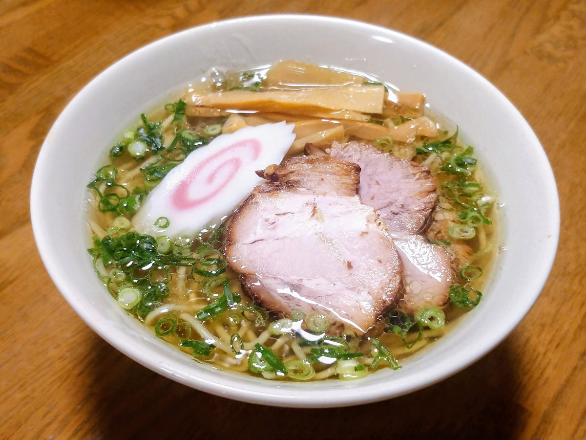flashdaicon's tweet photo. 今日は鶏スープ(鶏ガラ、ぼんじり、軟骨、手羽先)に貝出汁(あさり、しじみ)をプラスしたスープに玉ねぎを揚げた鶏油を浮かべた塩タレで味付けした【貝出汁ラーメン】を晩御飯にしました🐚🍜

貝の味が効いたあっさり味でコーラで下拵えしたチャーシューが柔らかくて美味しい

#ボールドの台所 https://t.co/dG608KDJIh