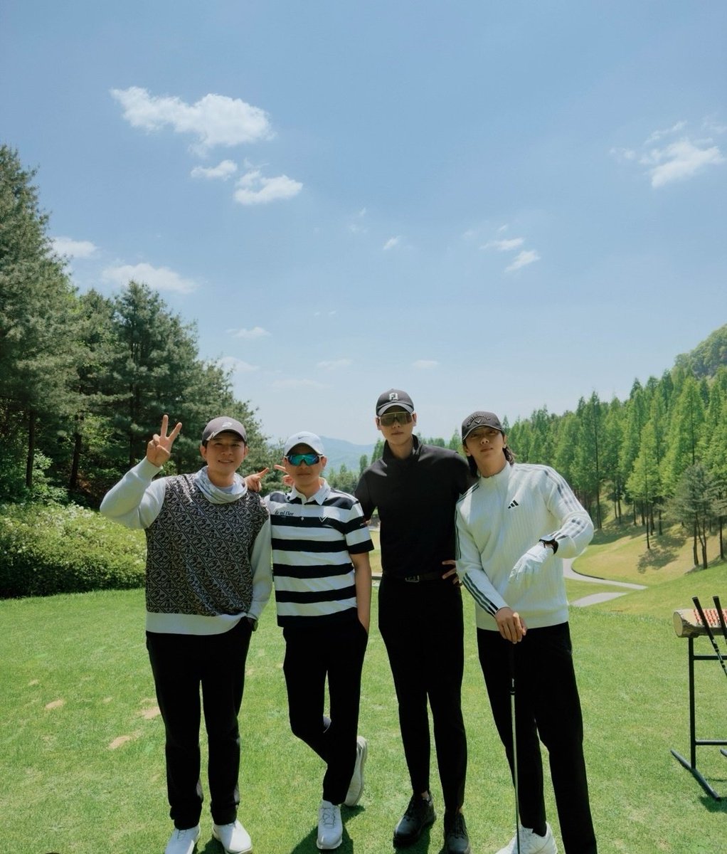 dvinarp's tweet photo. WAIT I DIDN’T EVEN REALIZE THAT WAS SHINDONG?! seriously tho that glow up is crazy, mad respect fr. 

hope he’s happy, healthy, and living his best life always!🫵 https://t.co/6NjFD1lB5S
