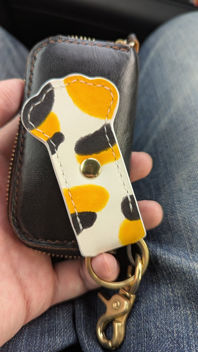 P_nikuQ's tweet photo. 肉球キーホルダーのNEWカラーサンプルができた( *¯  ¯*)
安定の三毛猫カラーですが、なかなか良いんじゃなかろうか？

普段染色しない民なので、なかなか苦労したぜ……_(:3」∠)_ https://t.co/bNO2wPljOh