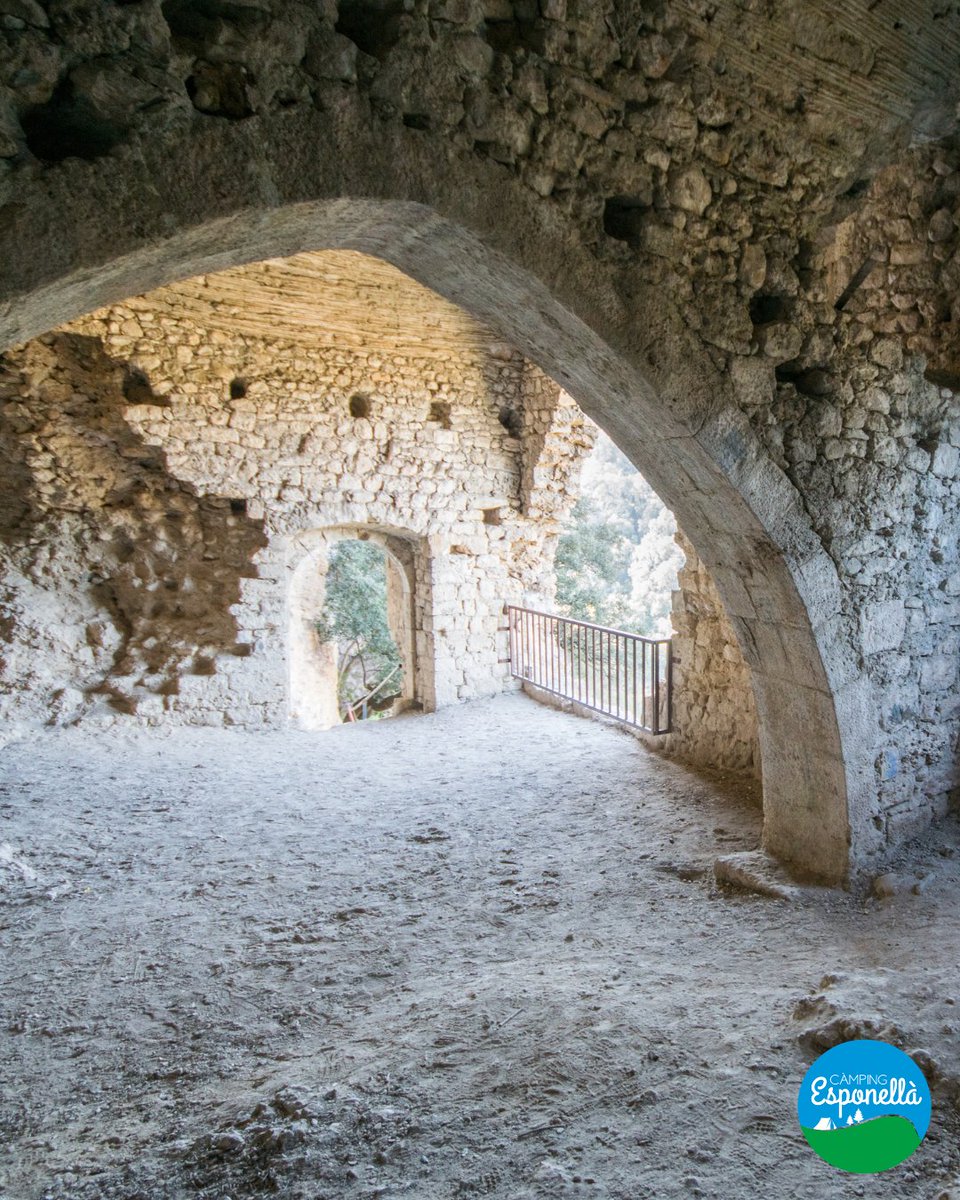 campesponella's tweet photo. Una ruta a prop del #campingesponella, amb el bon temps? Al nostre blog us proposem una circular des de Crespià que passa per llocs interessants com la zona de Portell: boscos, restes d’esglésies romàniques i un poblat ibèric! Interessant, oi? 🛖🔝🏰 https://t.co/ffbweZc6KI https://t.co/sHCCmpPR6g