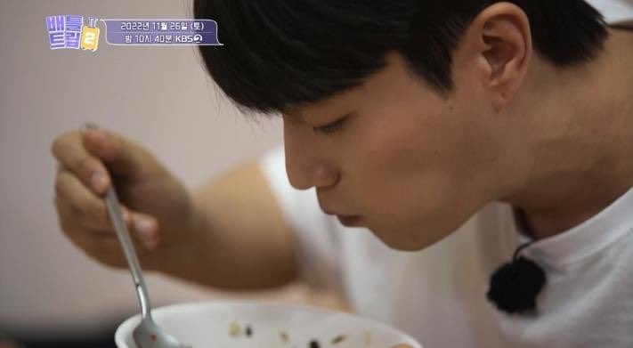 yourb2utylight_'s tweet photo. south korean director when looking to cast for the role of a man who eats well

yoon dujun https://t.co/Vs1c6y0ZOj