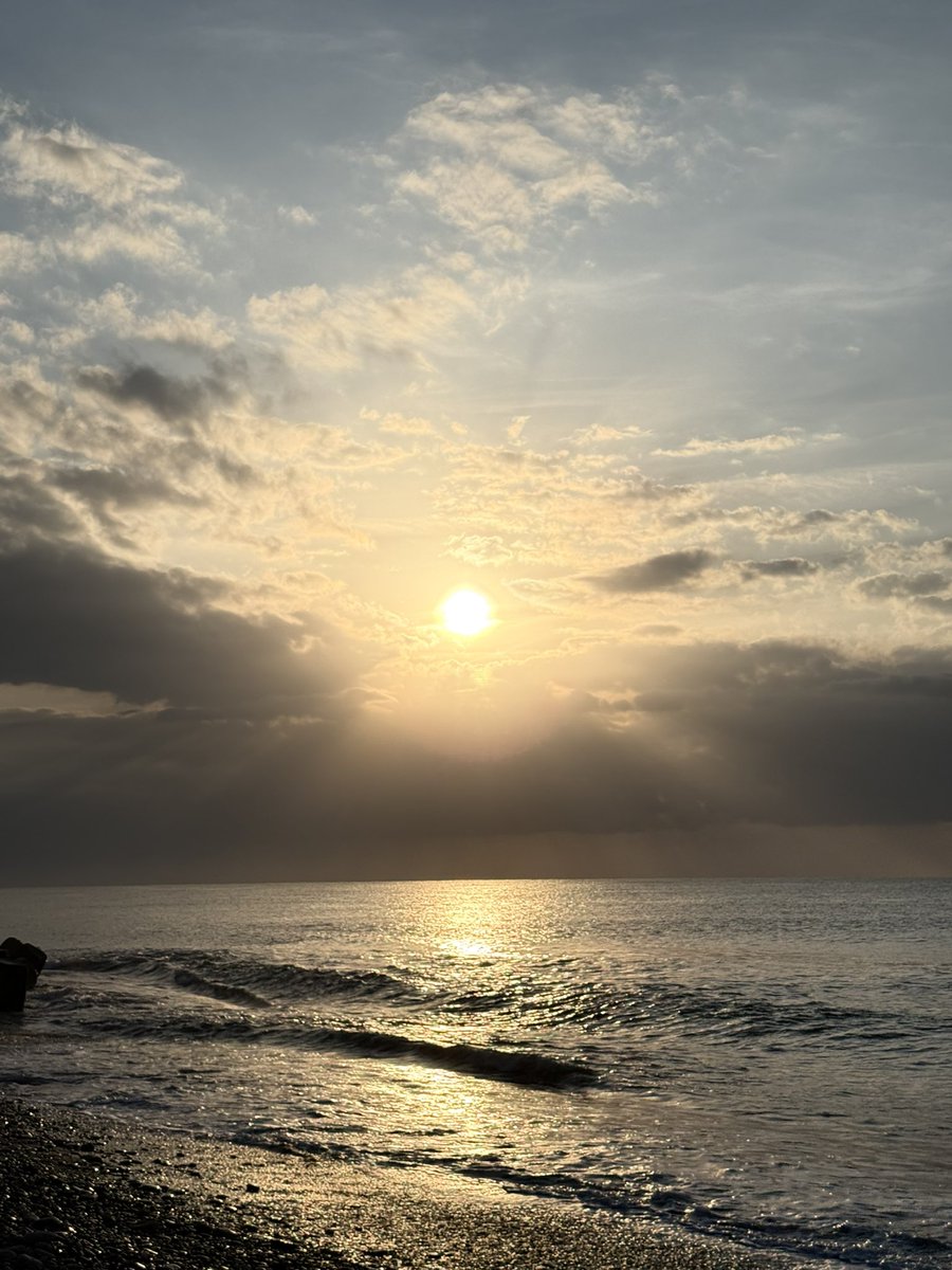hsiuchuLin1's tweet photo. 東海岸的日出🌅 https://t.co/0LI8iVfy4z