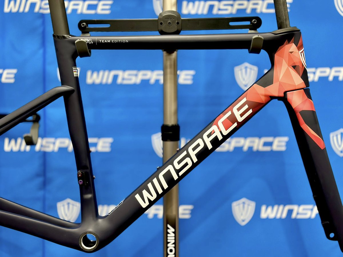 Ys_Kawahara's tweet photo. なんと!
WINSPACEのフラッグシップであるSLC5の
チームカラーが入荷しました!!
※今回はお客様のご注文品になります
実物の質感は感動ものです
是非、お問い合わせください
#WINSPACE
#SLC5
#ウインスペース
#ワイズロード
#川崎 https://t.co/YOceFCB8Ey