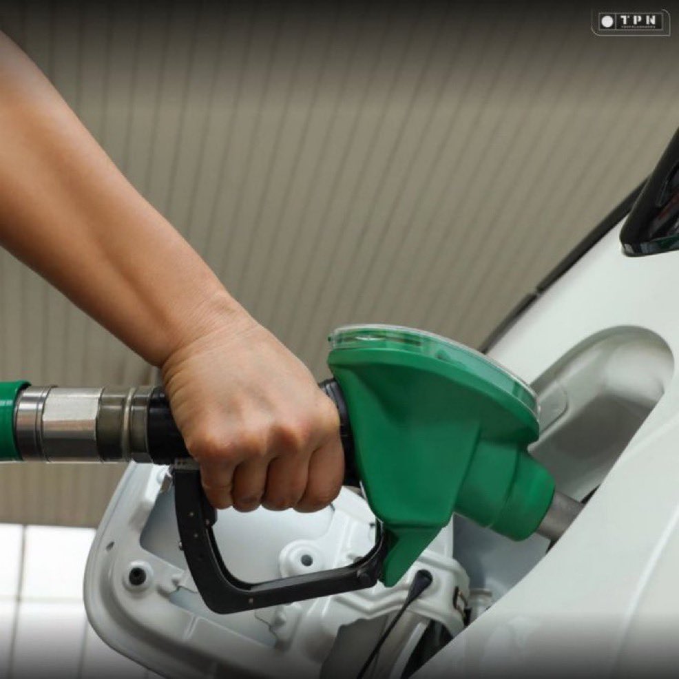 thepolandnews_'s tweet image. Od 1 do 4 maja będą obowiązywać nowe, wyższe maksymalne ceny paliw. W majówkę za benzynę 95 zapłacimy maksymalnie 6,46 zł/l, za benzynę 98 – 6,96 zł/l, a za olej napędowy – 7,31 zł/l. To wyraźny wzrost w porównaniu do końca kwietnia.