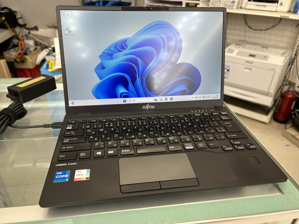 PCcomfullAKB4's tweet photo. 今週の秋葉原4号店限定セール！
②【LIFEBOOK U9311/F】
大人気の超軽量モバイルノート！

大容量バッテリー入りながら、約867gと軽く、薄型で持ち運びに最適♪

スマートなType-C充電、FHD液晶✨
収納型の有線LANポートなど、端子類も豊富に搭載！

15台限定！
#富士通 #LIFEBOOK #U9311 https://t.co/nRcnQe3ujq