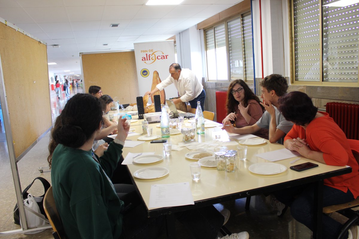 ffarmaciaUGR's tweet photo. 🍞 Ayer disfrutamos en la Facultad de Farmacia de la actividad «Introducción al análisis sensorial: cata de pan», impartida por Gabriel Vílchez Ibáñez.

Una experiencia formativa muy enriquecedora de la mano de @CYTAGRA. https://t.co/AAqkyMONZg