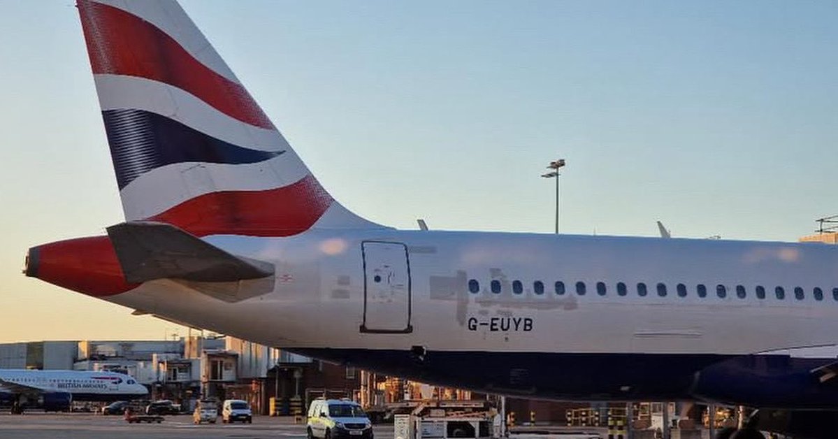 peteirishpilot's tweet image. If I’d been the one charged for this ‘not-so-smart’ repair, I think I’d be looking for a refund 🫠😩😭

A great photo via flyingphotosuk on Instagram 📸

Give me your thoughts in the comments below 💭⬇️

#aviation #aircraftmaintenance #engineering #AvGeek #aviationlife