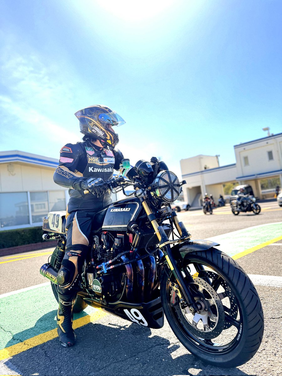 更にZ1000MK2を進化カスタムすべく色々なパーツを模索中。筑波