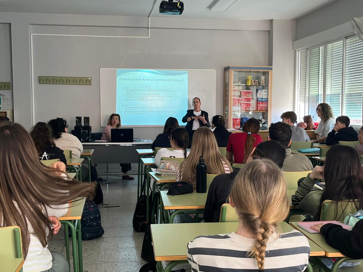 Sindicato_SAE's tweet image. Las delegadas de SAE en Talavera de la Reina y Toledo han impartido charlas formativas e informativas sobre la profesión a los futuros TCE del Instituto Exa de Talavera de la Reina.  #SAE #SomoslasManosqueteCuidan