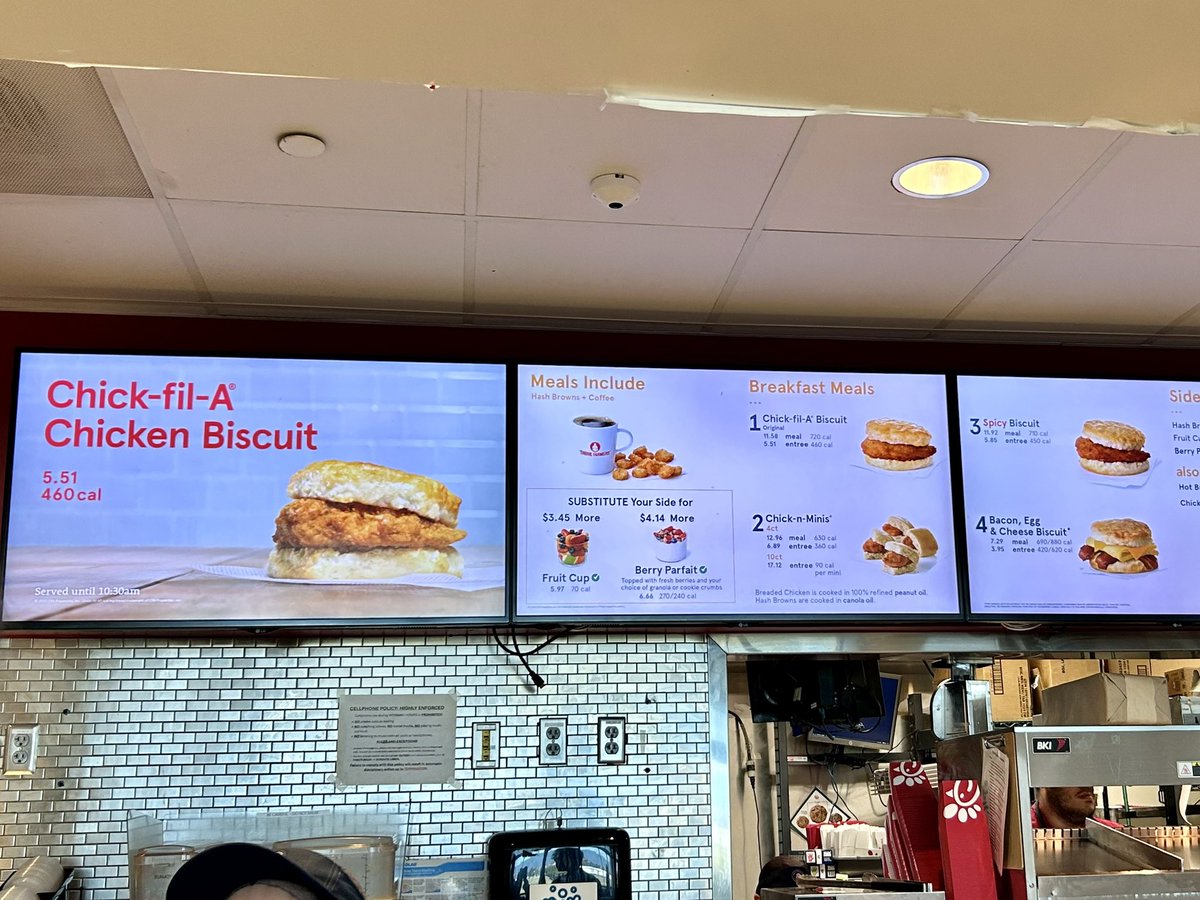 Burger_Research's tweet photo. 今回の出張で1番美味しかったのはChick-fil-AのChickenBiscuitでした。味はまんま、ケンタのビスケットにチキンに挟んだ感じ。日本でも真似できるので是非お試しあれ！次回は本格的なアメリカンバーガーが食べられるといいなぁ🫤
#ハンバーガー https://t.co/Eoa68yl5Cj