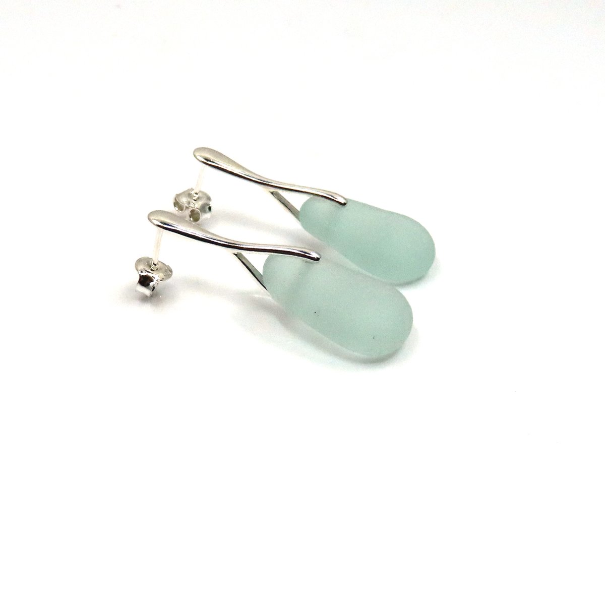 TheStrandline's tweet image. Pale Blue Sea Glass Sterling Silver Stud Earrings thestrandline.co.uk/ourshop/prod_7… via @TheStrandline 

#MHHSBD #shopsmall #shopindie