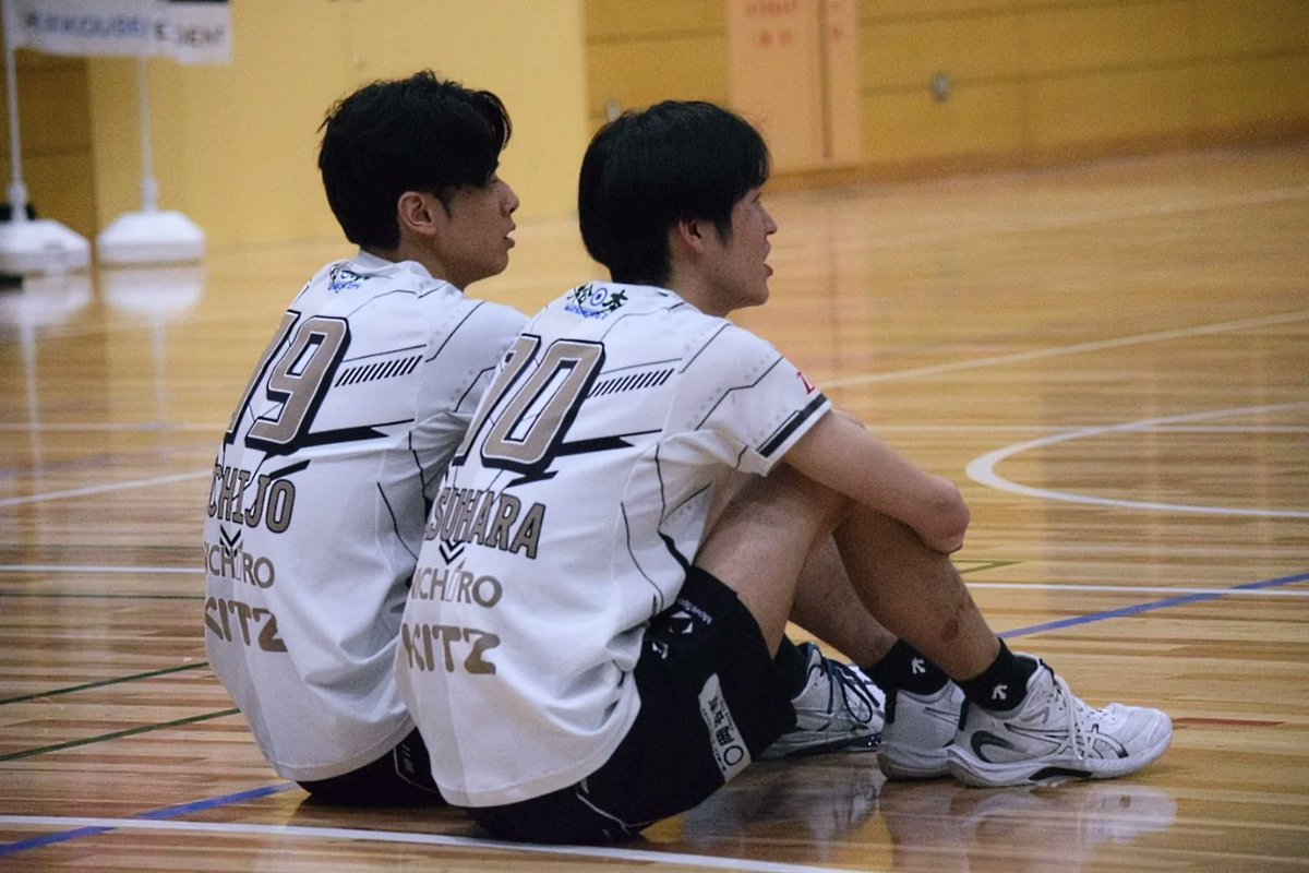 体育座りが綺麗✨

#VC長野トライデンツ
#安原大　選手
#一条太嘉丸　選手
#日体大