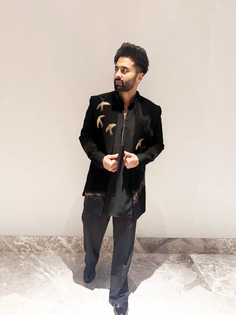 jackkybhagnani's tweet photo. 🖤
#Allblack #suitedup #Desiswagger https://t.co/1NarHMYYtT