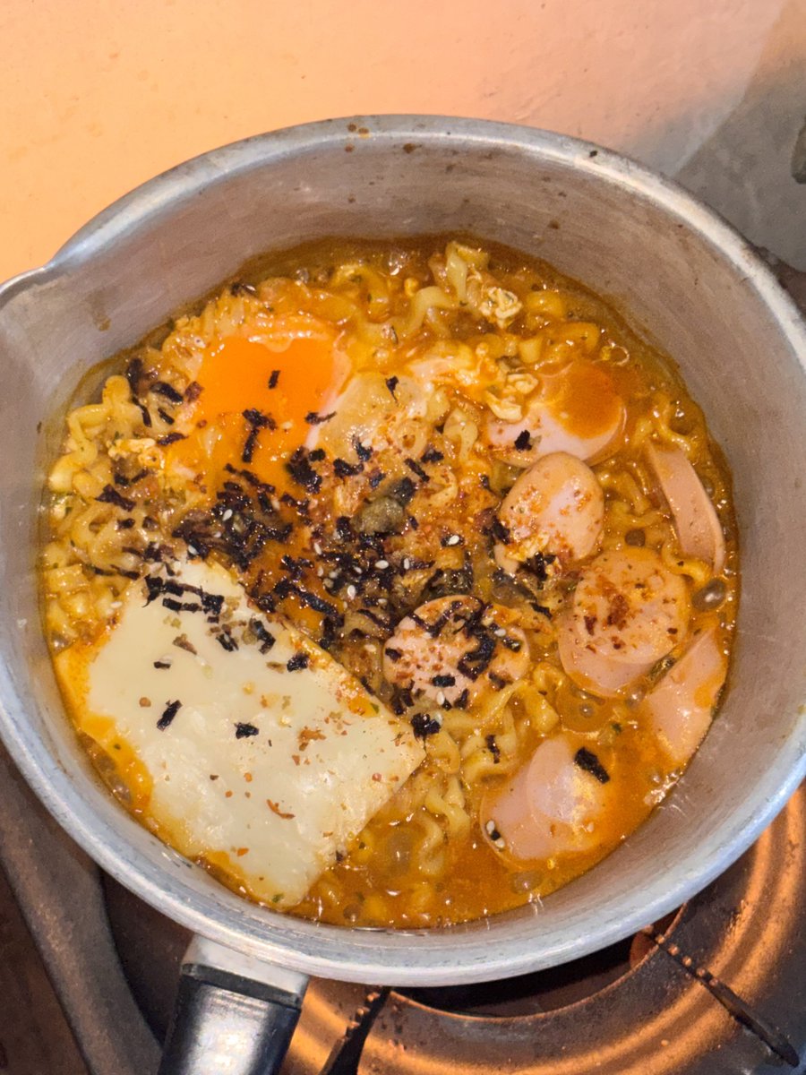 veusmvoyez's tweet photo. dulu sering banget kalap makan mie samyang carbonara pakai keju dgn tambahan lemak+++ gini😭🍜  

sekarang lg pelan-pelan milih makan yg sehat dgn gizi seimbang😋🥗🤏🏻 https://t.co/BaWzwuNmbt