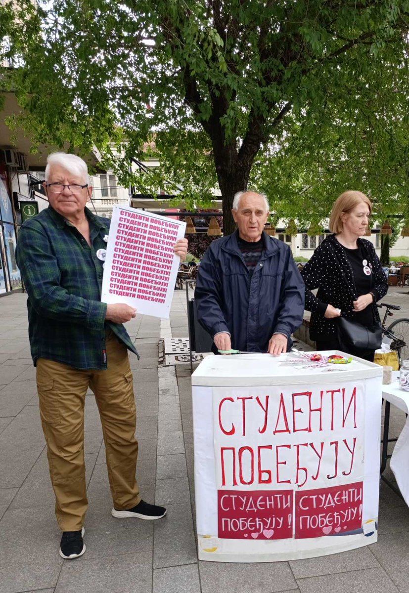 stevanovic87's tweet photo. Plenumaški Skojevci u akciji . Godine piculićima nisu bitne, važno da se pljuje otadžbina. Titovi pioniri nas prave budalama zajedno sa Antifa teroristima !!! Jel ima neko još da nije izvalio prevaru tzv. studenata ? https://t.co/5m7urV6nXX
