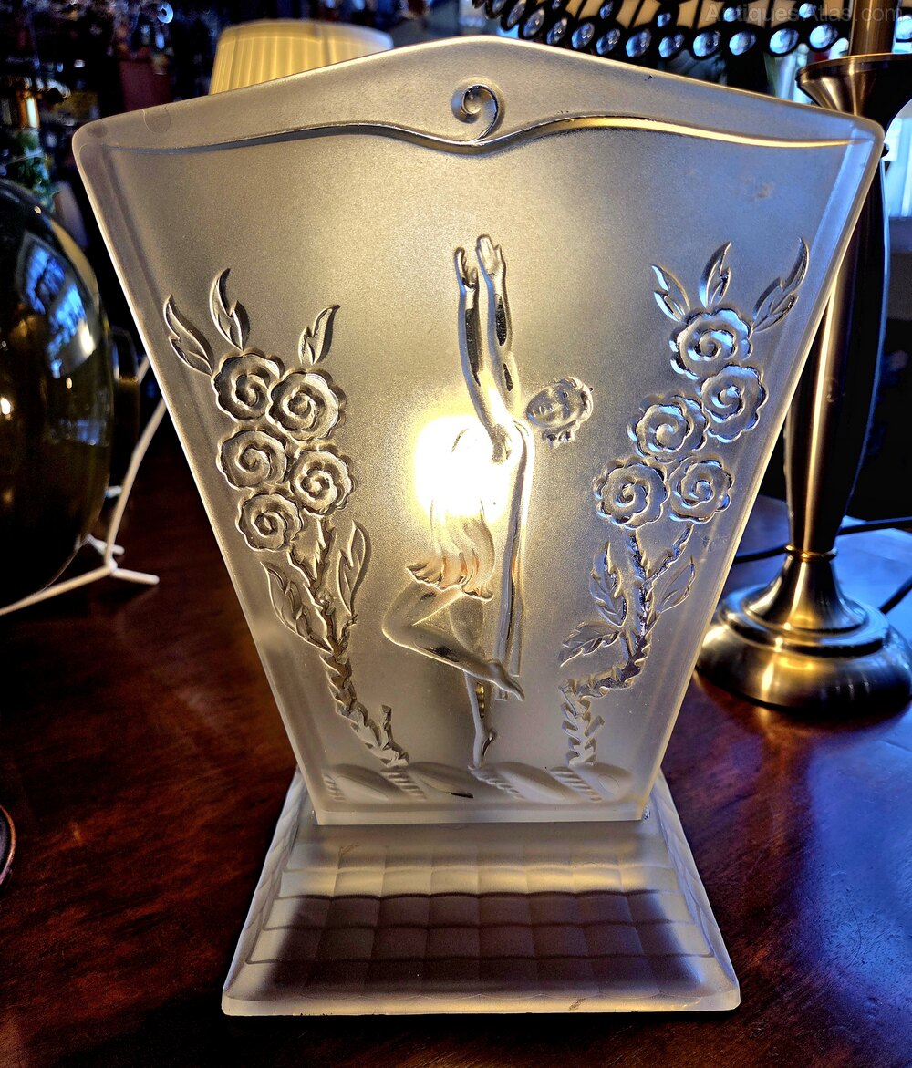 antiques_atlas's tweet image. For SALE on Antiques Atlas we have this
Art Deco Frosted Glass Table Lamp
 antiques-atlas.com/antique/art_de…  #antiques From Carlton Fine Art &amp;amp; Antique Centre  @carltonantiques