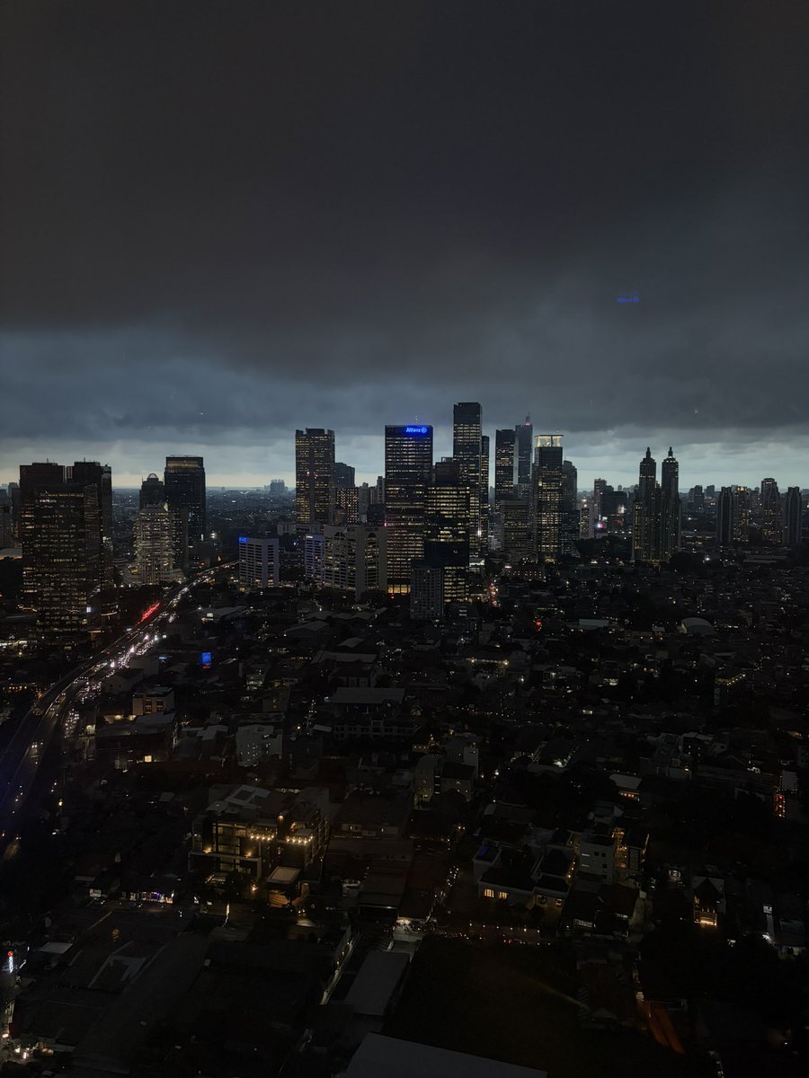 adityatrn's tweet photo. Gloomy Jakarta https://t.co/VZxCtuL3JT