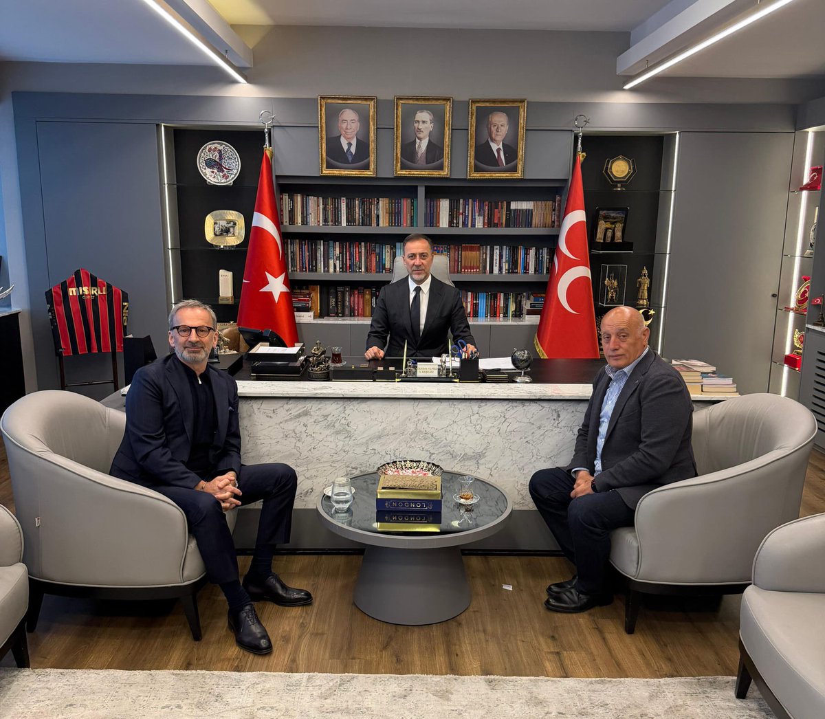 Güzide kulübümüz İstanbulspor'un başkanı Sayın Ecmel Faik Sarıalioğlu ve başkan yardımcısı Sayın Av. Bayram Saral'a nazik ziyaretlerinden dolayı teşekkür eder, başarılar dilerim.