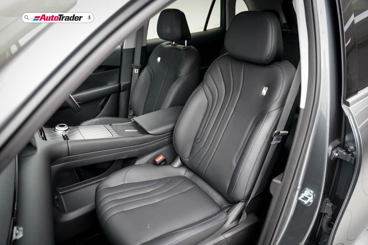 AutoTraderSA's tweet image. We got behind the wheel of a fresh new car that delivered on low consumption promises. With #fuel prices rising, would you consider switching to this #hybrid? bit.ly/GeelyE5EMi2026…