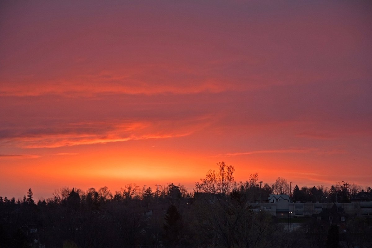shonna99784's tweet image. 06:55
Good Thursday morning!

It’s 2C with a high of 8C &amp;amp; a low of 1C.
Feels like 0C. Humidity at 87%.
Partly cloudy around 12:00.

This #sunrise is from today - Apr. 30, 2026.
Beautiful colours.

Have a wonderful day :)

@StormHour 
#Barrie #Ontario
shonnahawkinsphotography.com