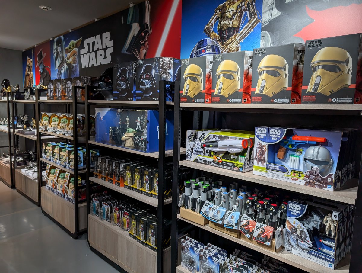 JapanNerf's tweet photo. 渋谷TSUTAYAにて「STAR WARS GALAXY IN SHIBUYA」開催中！

ポップアップストアでは、ポップアップ限定品のマンダロリアン仕様のNerfブラスターが登場👀

ストームトルーパーブラスターもあるよ！

渋谷に来たら寄ってね🥰

📍 場所：SHIBUYA TSUTAYA 地下1階
🗓️ 期間：5/1（金）〜5/31（日）

#ナーフ https://t.co/dN0ON1iWol