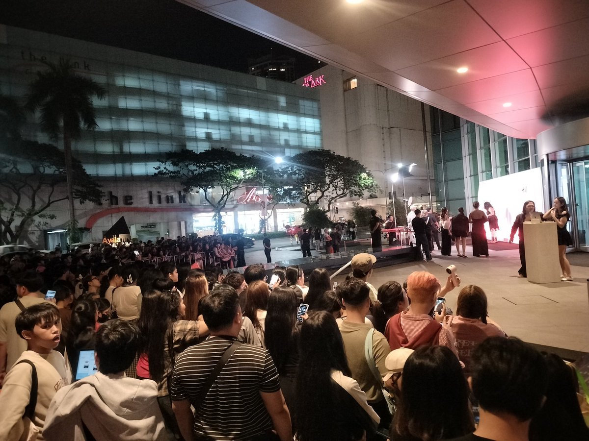 Smile_JMS's tweet image. Waiting 
@MSuppasit
#MewSuppasit
#StellaMcCartneyHM
#HM #HMThailand
#HMThailandxMEW