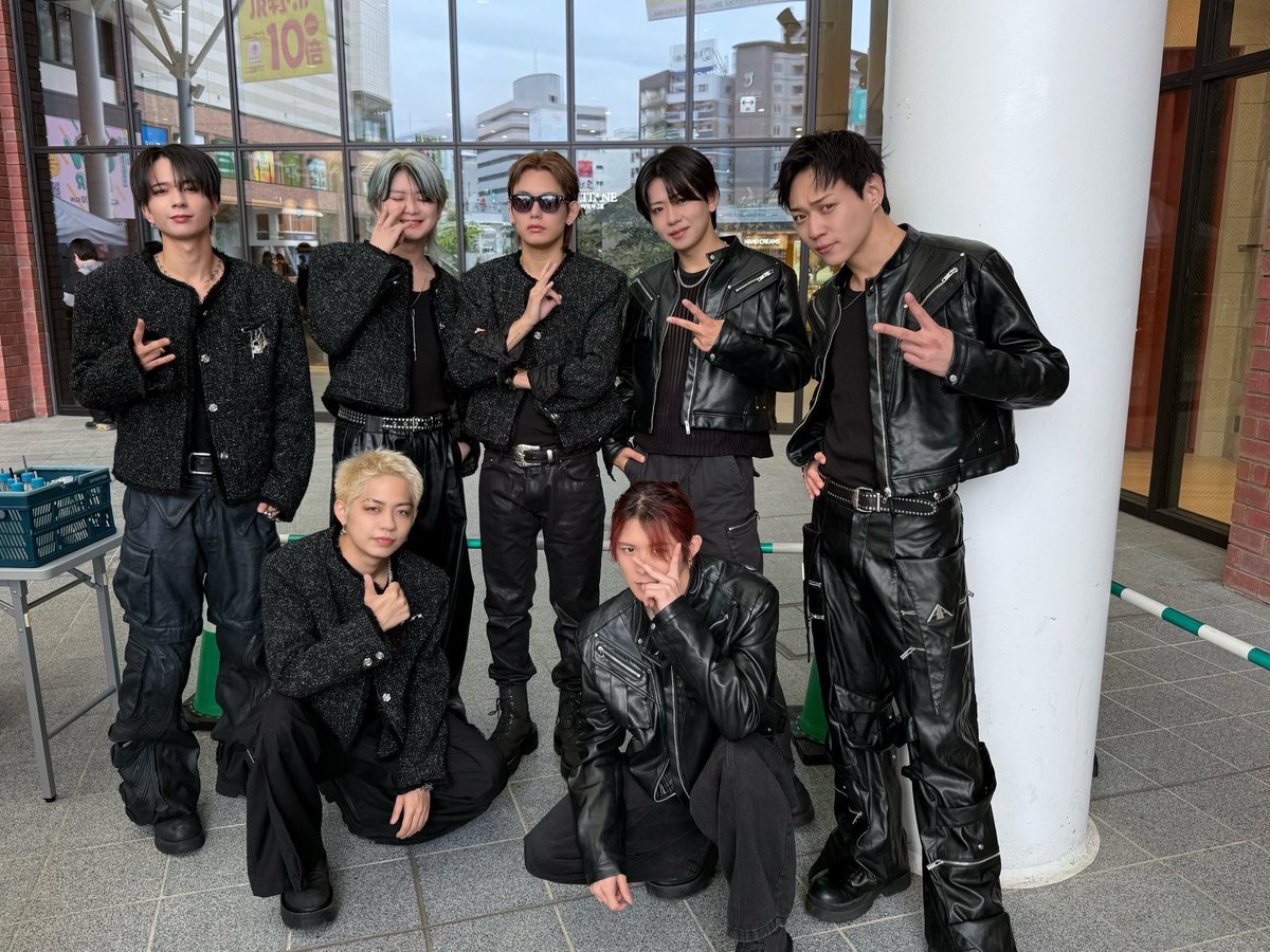 uandpiaofficial's tweet photo. 本日は47都道府県JAPAN TOUR"M-Eden" @ アミュプラザ長崎 かもめ広場にお越しいただきありがとうございました！✨

長崎公演ありがとうございました！✨

足元の悪い中、お越しくださりありがとうございました！

4月ラストにふさわしい、熱いライブになりました！
現場に来てくださる方、TikTok配信を見てくださる方のおかげで、メンバーも全力でライブをお届けできています！

いつも応援本当にありがとうございます！

そして明日からは5月！佐賀・福岡へ！
移動もありますが、5月のスタートも一緒に楽しみましょう！
お待ちしております！！

~Today's Setlist~
1部
1. Pulse📸
2. MIRROR BALL
3. Billy Billy Young
4. Jumping
5. Matsuri

2部
1. Pulse📸
2. Artist ?
3. Jumping
4. Billy Billy Young
5. Star"light"s

次のイベントは5/1(金)！
47都道府県JAPAN TOUR"M-Eden" 
① イオンモール佐賀大和
② キャナルシティ博多B1F サンプラザステージ
を開催します！

47都道府県JAPAN TOUR"M-Eden"は観覧無料のフリーライブ！
出番後は撮影可能のハイタッチ会を実施📸

フリーライブはTiktok配信もあります！
ぜひご視聴ください📱
■Official Tiktok
https://t.co/NYkxFa1vRp

たくさんの方のお越しをお待ちしております！

#uandpia_Eden
#uandpia #エンピ #ユーエンピー #Eden