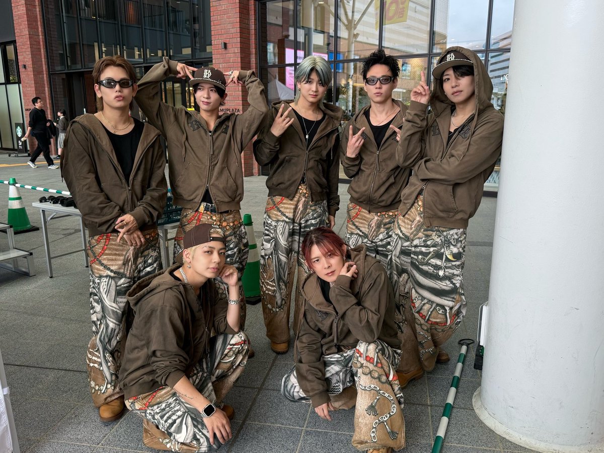 uandpiaofficial's tweet photo. 本日は47都道府県JAPAN TOUR"M-Eden" @ アミュプラザ長崎 かもめ広場にお越しいただきありがとうございました！✨

長崎公演ありがとうございました！✨

足元の悪い中、お越しくださりありがとうございました！

4月ラストにふさわしい、熱いライブになりました！
現場に来てくださる方、TikTok配信を見てくださる方のおかげで、メンバーも全力でライブをお届けできています！

いつも応援本当にありがとうございます！

そして明日からは5月！佐賀・福岡へ！
移動もありますが、5月のスタートも一緒に楽しみましょう！
お待ちしております！！

~Today's Setlist~
1部
1. Pulse📸
2. MIRROR BALL
3. Billy Billy Young
4. Jumping
5. Matsuri

2部
1. Pulse📸
2. Artist ?
3. Jumping
4. Billy Billy Young
5. Star"light"s

次のイベントは5/1(金)！
47都道府県JAPAN TOUR"M-Eden" 
① イオンモール佐賀大和
② キャナルシティ博多B1F サンプラザステージ
を開催します！

47都道府県JAPAN TOUR"M-Eden"は観覧無料のフリーライブ！
出番後は撮影可能のハイタッチ会を実施📸

フリーライブはTiktok配信もあります！
ぜひご視聴ください📱
■Official Tiktok
https://t.co/NYkxFa1vRp

たくさんの方のお越しをお待ちしております！

#uandpia_Eden
#uandpia #エンピ #ユーエンピー #Eden