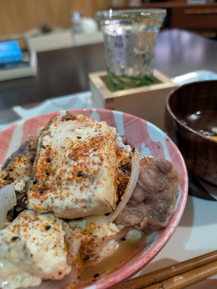 games84472218's tweet photo. 肉豆腐と日本酒🍶 https://t.co/pZ7nx9Qw9T
