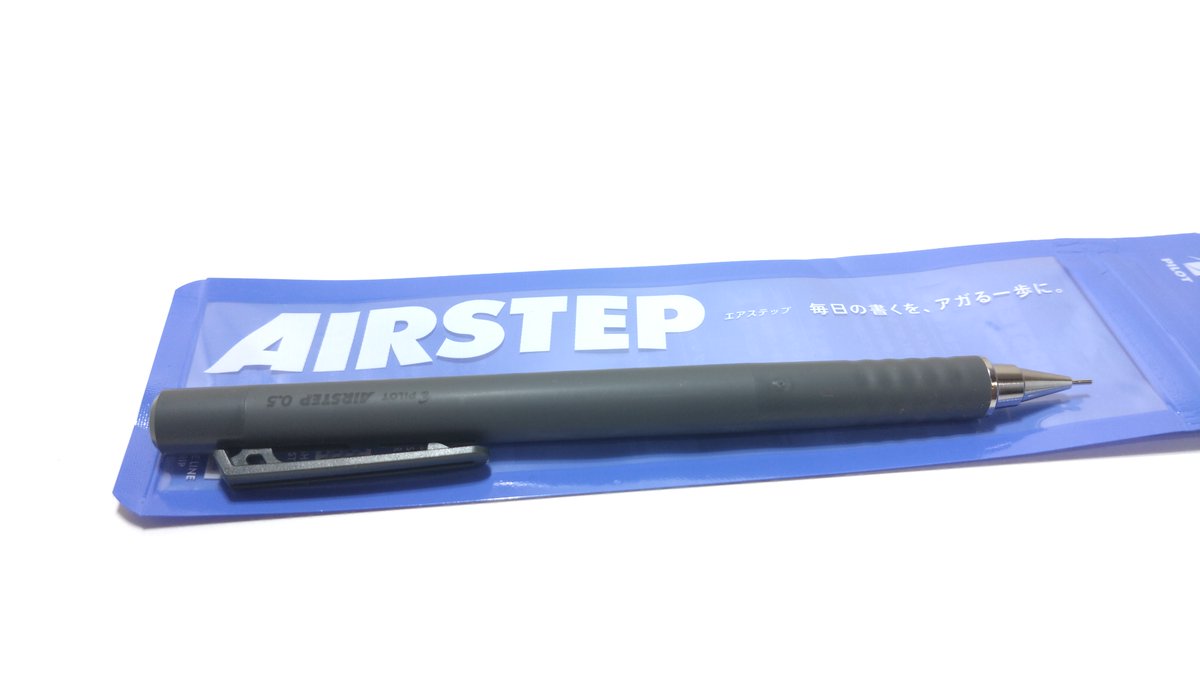 arakan79937's tweet photo. 普段シャーペンなんてほとんど使わないのに、パイロットのAIR STEP買ってしまった😂紙に押し当てるだけで芯が出て書き続けられるギミックが楽しすぎる!書き心地もソフトで最高☁️ #いまる民 #AIRSTEP #パイロット #文具 https://t.co/FhW5mmWrPH