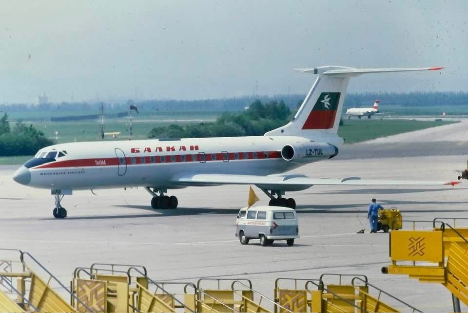 n194at's tweet image. Balkan Bulgarian Airlines 
Tupolev Tu-134A LZ-TUL
VIE/LOWW Vienna-Schwechat Airport
Date: 1976
Photo credit Peter Barford 
#AvGeek #Aviation #Airline #AvGeeks #Tu134 #Tupolev #VIE #Vienna #Balkan #Bulgaria