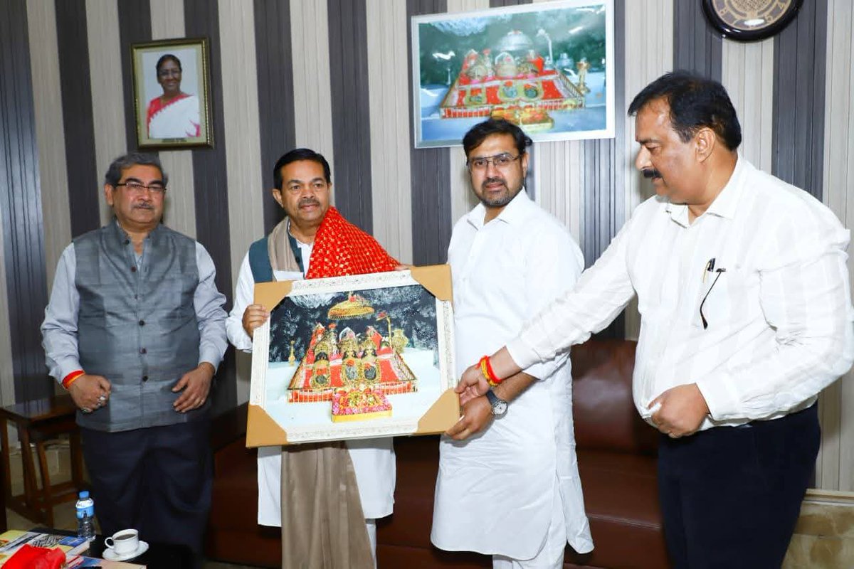 blvermaup's tweet image. जम्मू एयरपोर्ट पर जम्मू-कश्मीर सरकार में मा. मंत्री श्री सतीश शर्मा जी ने स्नेहिल भेंट के दौरान आत्मीय स्वागत किया।
@satishsharmajnk
#SatishSharma #jammu #jammukashmir