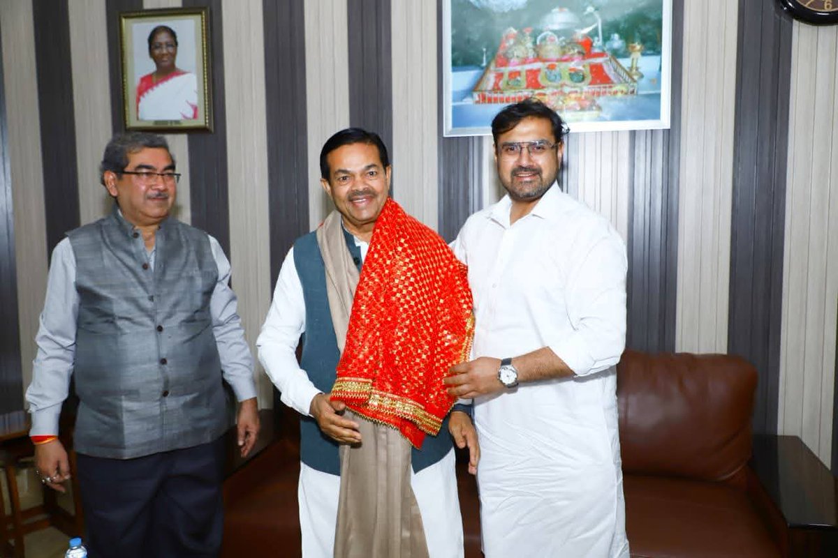 blvermaup's tweet image. जम्मू एयरपोर्ट पर जम्मू-कश्मीर सरकार में मा. मंत्री श्री सतीश शर्मा जी ने स्नेहिल भेंट के दौरान आत्मीय स्वागत किया।
@satishsharmajnk
#SatishSharma #jammu #jammukashmir