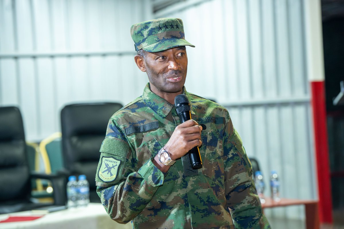 rbarwanda's tweet photo. Umugaba Mukuru w’Ingabo z’u Rwanda, Gen Mubarakh Muganga, yasabye abasirikare gukomeza kwitoza no kongera ubumenyi mu rwego rwo gukomeza ubunyamwuga mu Ngabo z’u Rwanda, asaba Military Police gukomeza kurangwa n’imyitwarire myiza no kuba intangarugero mu kubungabunga indangagaciro z'Ingabo z'u Rwanda. 

Ni ubutumwa yabahaye ubwo yari mu muhango wo gusoza imyitozo y’abasirikare bo mu Mutwe ushinzwe Imyitwarire Myiza mu Ngabo (Military Police Brigade), mu Kigo cya Gisirikare cya Kanombe, ku wa Gatatu tariki 29 Mata 2026.

Gen Muganga yanafunguye ku mugaragaro ibikorwaremezo bishya bya siporo ndetse n’ibifasha abasirikare mu myitozo birimo ibibuga bya Basketball, Volleyball na Netball, ndetse na gym igezweho, ashimangira uruhare rwabyo mu kubongerera imbaraga z’umubiri no guteza imbere ubunyamwuga. #RBAAmakuru