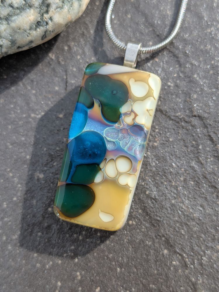 Samphireglass's tweet image. Stunning new reactive glass necklace. Lovely handcrafted glass pendant with amazing detail and pools of blue in. A unique gift idea 

#etsy #giftideas #shopindie

samphireglass.etsy.com/listing/448978…