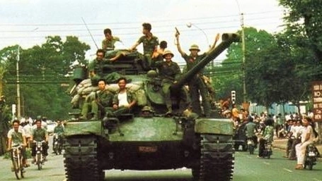Vietsnow1's tweet photo. Nam Bắc một nhà! The righteous desire of the people will always triumph at the end. The imperialist obsession of power will be trampled at the end. Let the world remember that unjust war SHALL never end good. Happy Reunification Day, Vietnam🇻🇳 https://t.co/QPYeG4g4wp