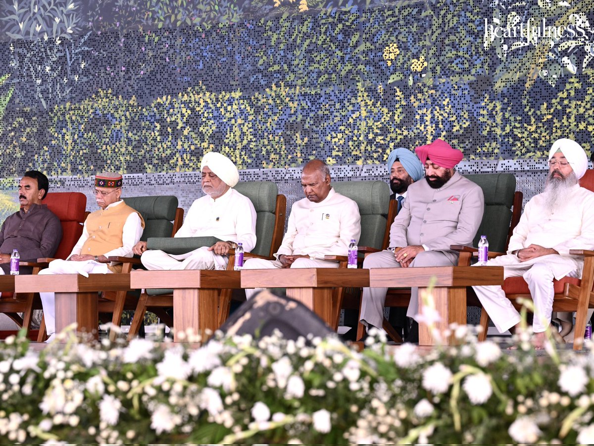 heartfulness's tweet photo. Three timeless legacies. One powerful celebration.

At Heartfulness HQ, @kanhashantivan, Pujya Babuji Maharaj’s 127th birth anniversary celebrations were enriched this year with the observance of Guru Tegh Bahadur Ji’s 350th martyrdom year and the cherished teachings of Rashtrasant Tukdoji Maharaj.

Over 30,000 hearts united through soulful Shabad Kirtan by Dr Alankar Singh, inspiring talks, collective prayer, and guided meditation with @kamleshdaaji.  

The event was honoured with the presence of esteemed dignitaries including Former President Shri Ram Nath Kovind Ji, Governor of Uttarakhand Shri Gurmeet Singh Ji, Governor of Telangana Shri Shiv Pratap Shukla Ji, Shri Gajendra Singh Shekhawat Ji (Minister of Tourism of India), and Shri Jupally Krishna Rao Ji (Minister for Tourism and Culture of Telangana), Shri Gurlad Singh and others.

A global tribute to courage, spirituality, and unity.

#HeartfulnessBhandara