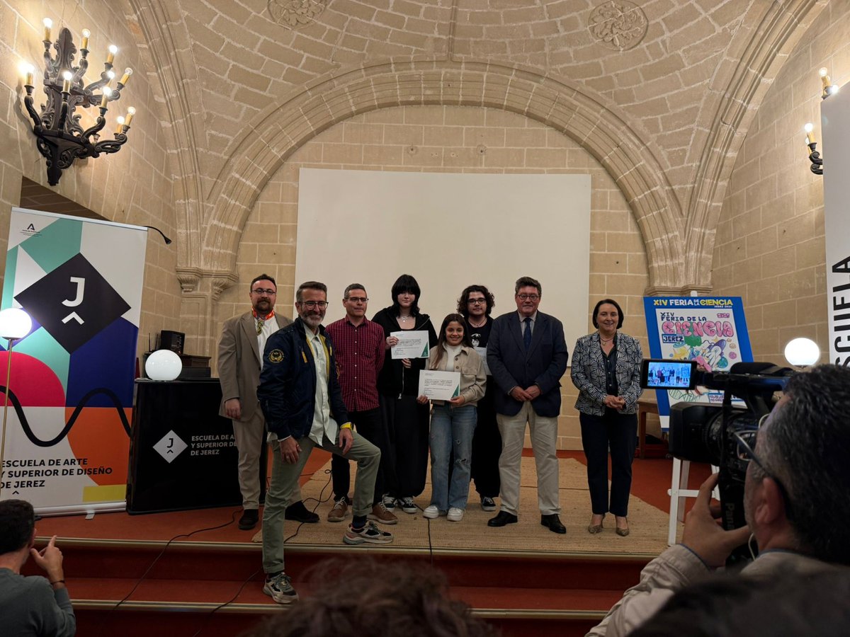 ciudadjerez's tweet image. Presentado el cartel de la Feria de la Ciencia de #Jerez 2026, creado por Paola Asencio de 2º de Bachillerato Artístico

El delegado de Desarrollo Educativo y FP y la delegada de Educación han felicitado a la premiada 

Esta edición se celebrará del 26 al 28 de mayo