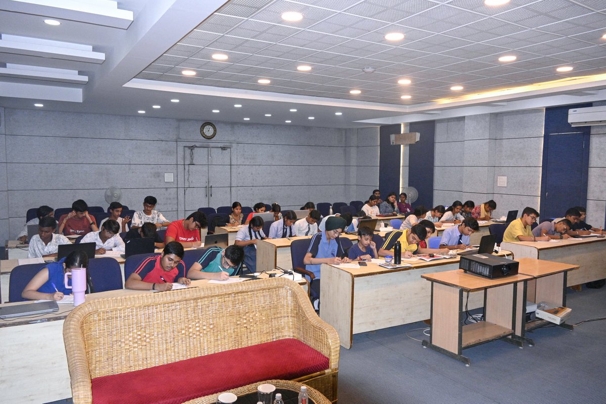 rscraipur's tweet photo. Day 3 – Final Day 🤖✨
Mini AI projects, hands-on learning, and proud moments with certificates 🎓
.
#SummerScienceCamp #AIMadeEasy #artificialintelligence #learningbydoing #futuretech #STEMEducation #digitallearning #STEMforKids #SmartLearning #CodingBasics #handsonlearning https://t.co/xudPybwucU