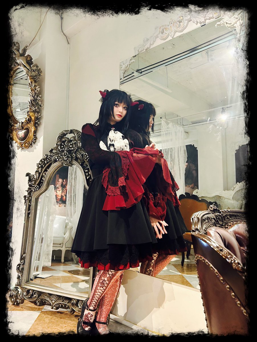 ⋆ ✦ ┈┈┈┈┈✦ ⋆
　孤独に耐えて

　　誰を待つ

神よ私は罪ですか
⋆ ✦ ┈┈┈┈┈✦ ⋆