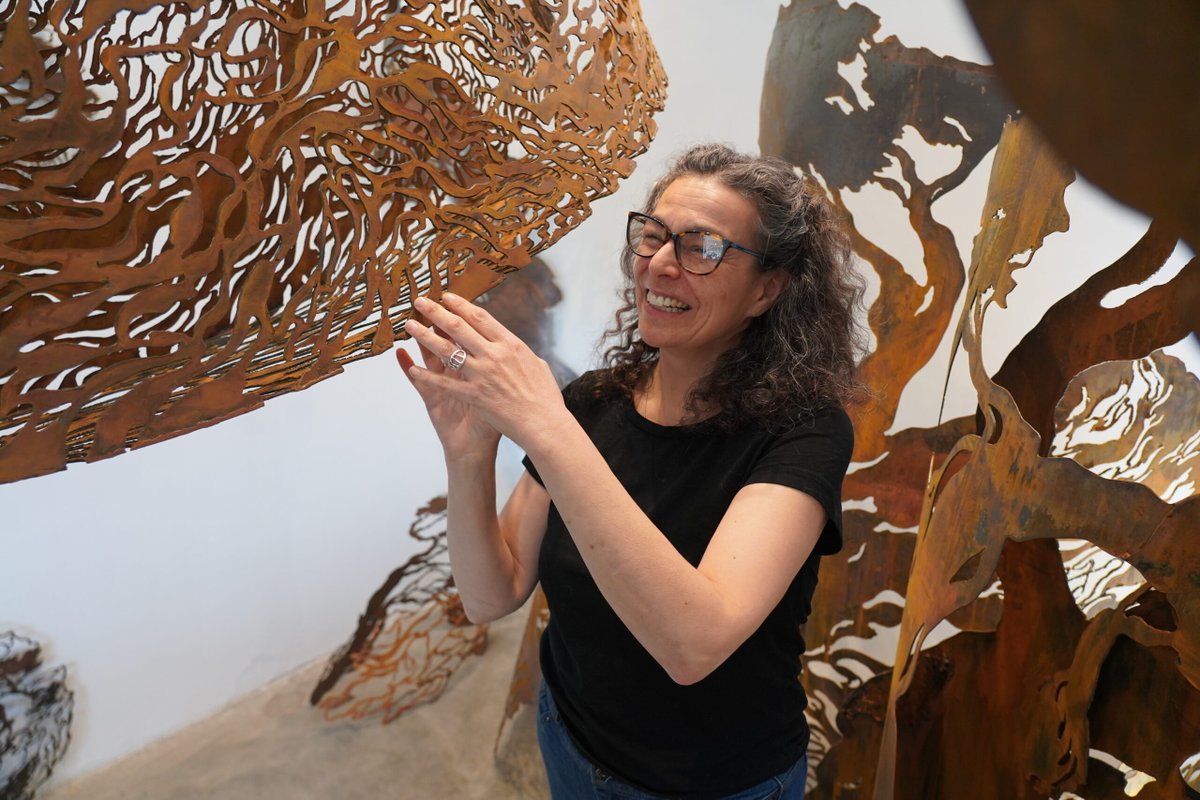 dialogosur's tweet image. #Arte #Arte Paola Vezzani, escultora: “Soy ingenuamente osada”: Punta Arenas. 30 abril 2026. Un justo reconocimiento recibió la escultora magallánica, Paola Vezzani, cuya obra “La Fragilidad del Encuentro” fue premiada por el Círculo de Críticos de… dlvr.it/TSJCLt