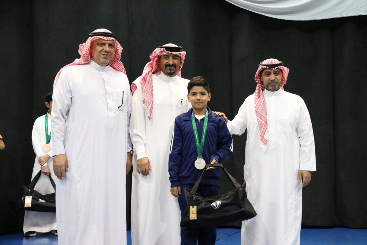 alsafaclub's tweet photo. كرّمت مدرسة ضرار بن الأزور فريق السباحة المتوج ببطولة المملكة بحضور رئيس مجلس إدارة نادي الصفا الأستاذ علاء إبراهيم و مدير المدرسة كميل إبراهيم الذي قدر دور النادي في دعم وصقل المواهب الرياضية وتشجيعها 🤝🏊‍♂️ https://t.co/XM4gveLJ7g