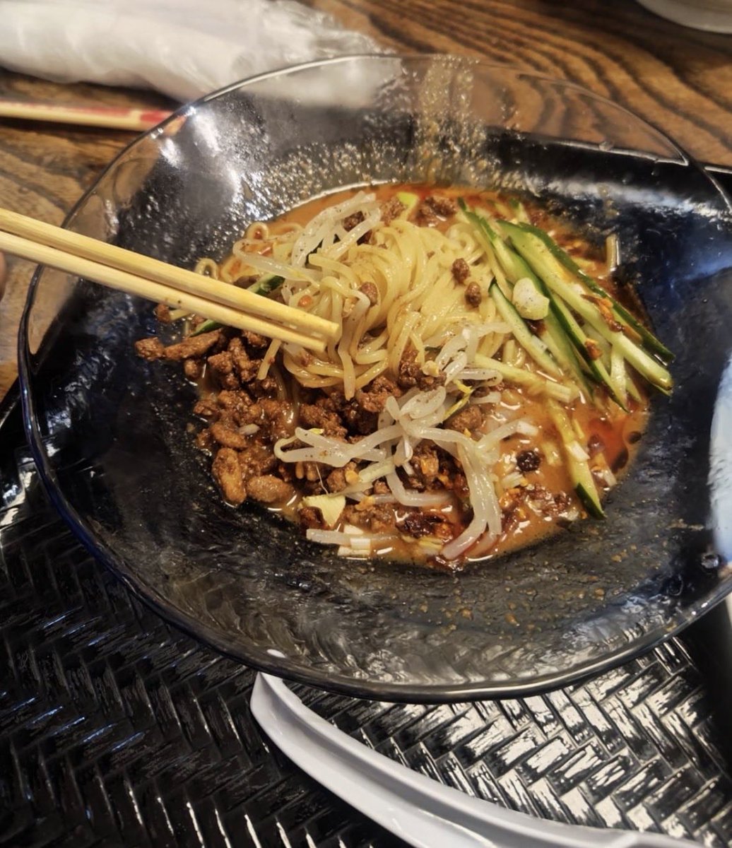 Euwlq3KgDh46912's tweet photo. 【悲報】大阪王将、冷やし担々麺(単品890円)のわずか3口の「わんこ蕎麦スタイル」を導入か。
※餃子セット価格1,130円

#大阪王将 #冷やし担々麺 #飯テロ #量少ない https://t.co/od5LC7ajeX