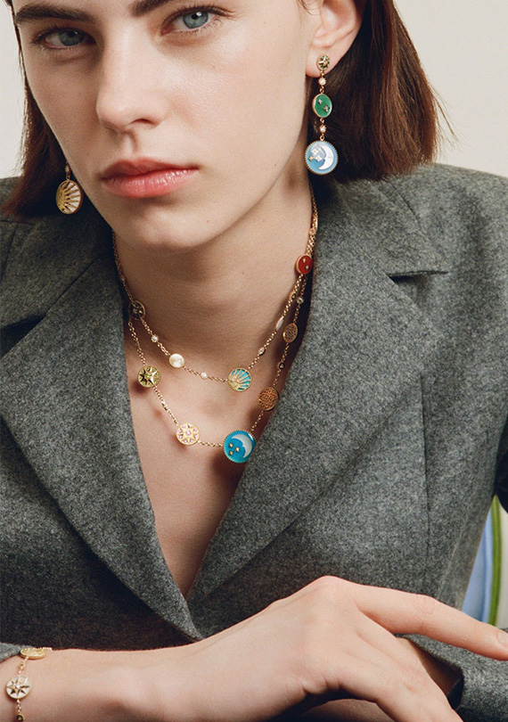 About_Rocks's tweet image. Dior [@Dior] have revealed new additions to the Rose Des Vents collection with a hidden timepiece and vibrant gemstones defining playful additions to the range #Dior #Jewellery ow.ly/1VGN50YSmXN