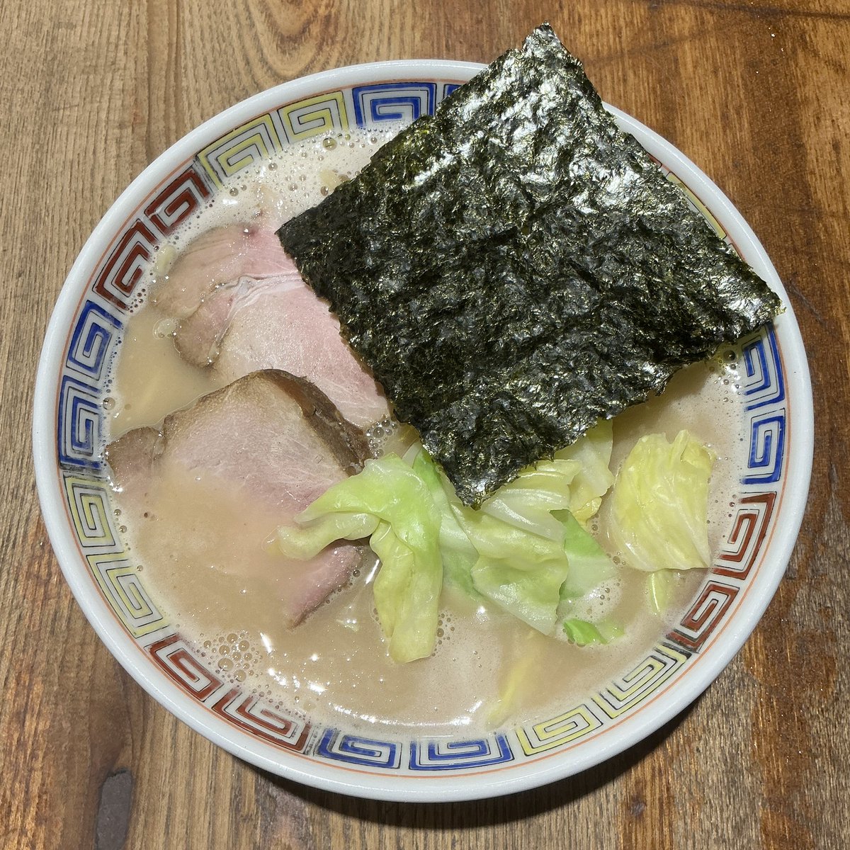 明日から「渡なべ」で、限定「すっごいよ豚骨」を始めます。恒例の人気の限定です。かつて横浜・白楽にあった「すっごいよ」というお店は、僕が大きく影響を受けたお店で、「渡なべ」オープンのきっかけにもなったお店です。その再現です。いま食べても唯一無二です。2週間くらいの予定です。