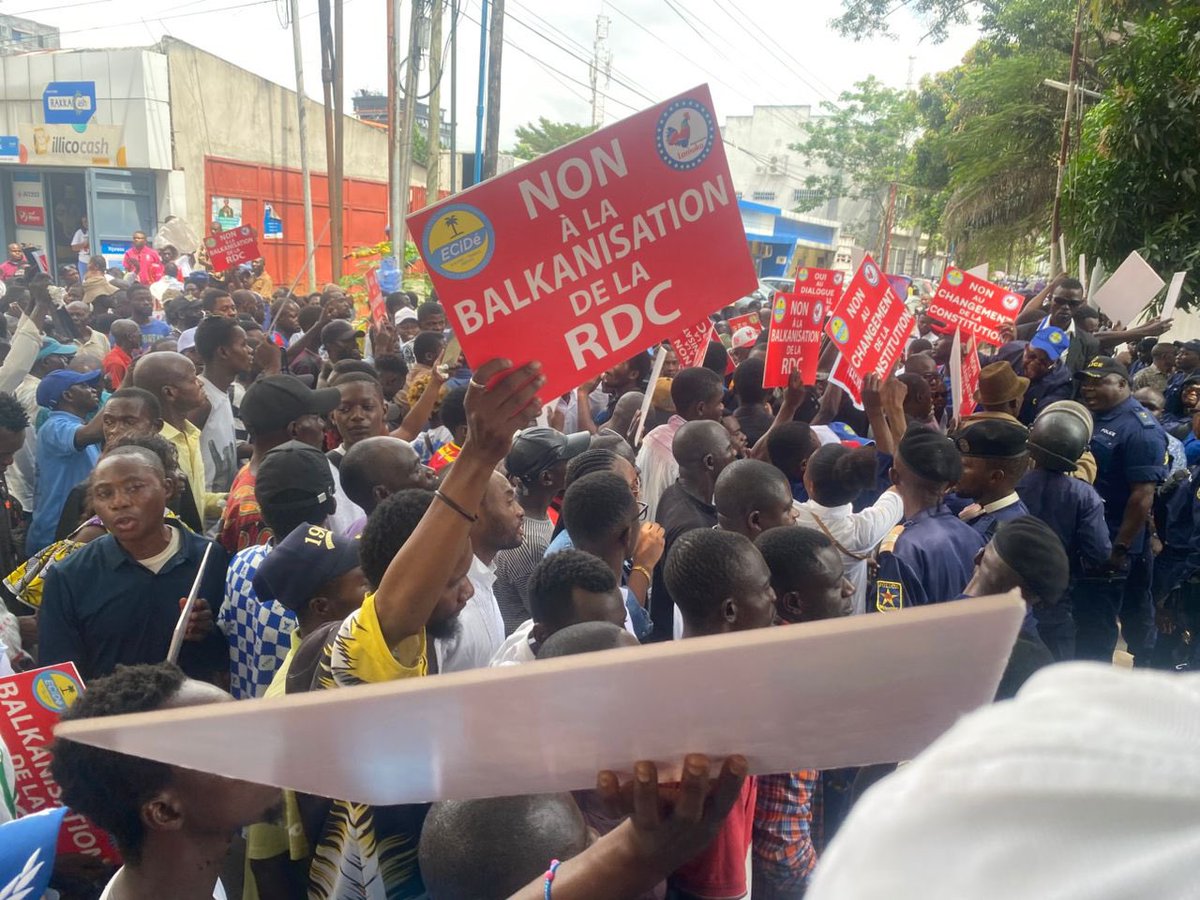 🔴 #RDC : Comme annoncé, l’ECiDé de l’opposant <a href="/MartinFayulu/">Martin Fayulu</a> mobilise ses militants à Kinshasa. Sit-in en cours devant la MONUSCO pour dire :  
📌 Non à la balkanisation de la République  
📌 Non aux changements constitutionnels opportunistes  
📌 Oui à un dialogue national